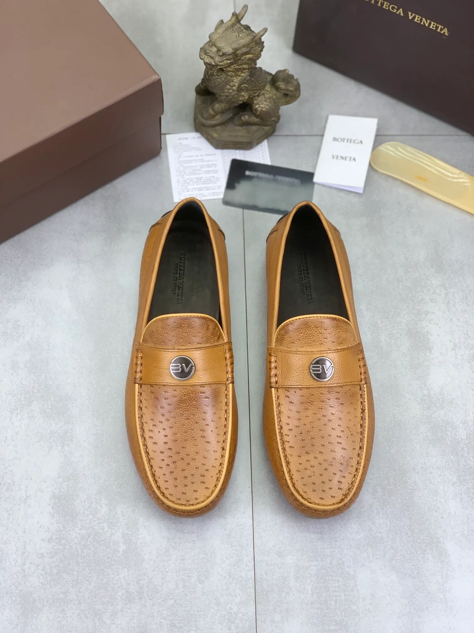 Men's shoes 💰P420 [New model] Water-dyed Niuli 💰High-quality business beanie shoes 💎💎💎 BOTTEGA VENETA official website synchronizes the latest top version of BV in the market, accepts material comparison, shoe type comparison, process comparison, practical and texture, versatile, suitable for any occasion, the more you look at it, the more it tastes. Pure hand-woven craftsmanship - Upper material, hand-woven calfskin imported from Italy 🇮🇹 - High-quality water-dyed cowhide lining - Original private model customized outsole -Size: 39-44 (38 45 can be customized) Color: black or brown optional